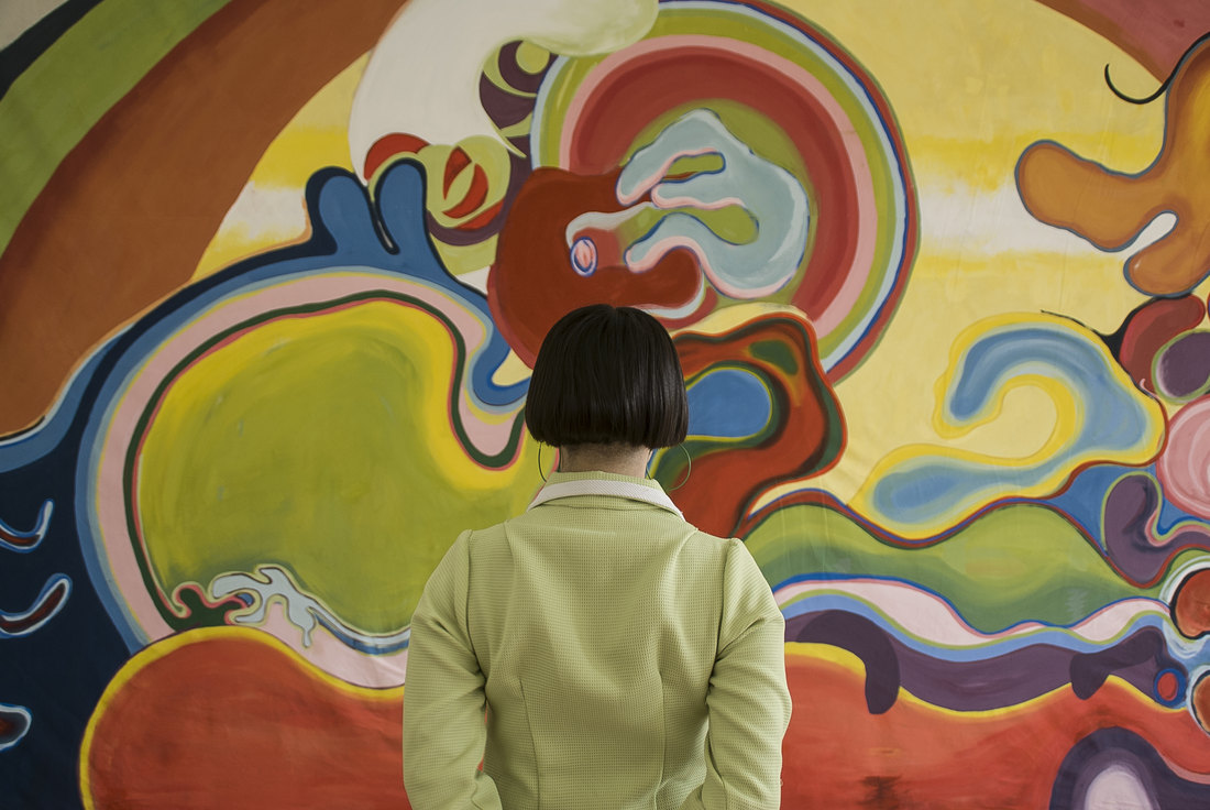 IMPERIO (2024) by Ornella Ruiz Díaz, large-format painting at Galería Laboca783, Buenos Aires, with the artist seen from behind facing the work